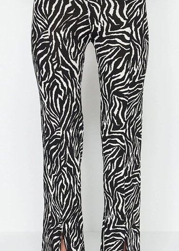 Siyah Zebra Desenli Pilili Kadın İspanyol Paça Pantolon - Görsel 2