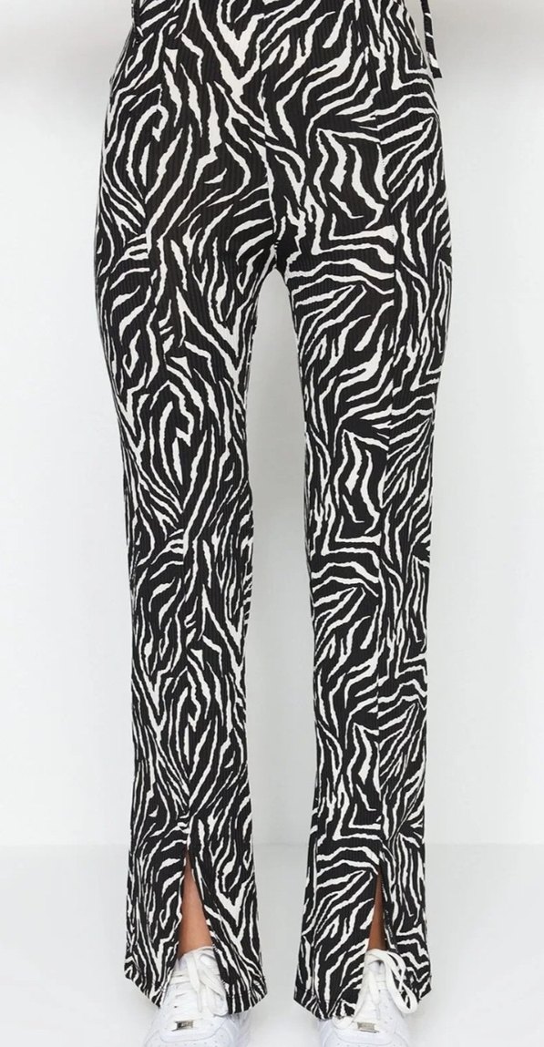 Siyah Zebra Desenli Pilili Kadın İspanyol Paça Pantolon - Görsel 2