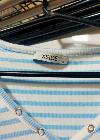 Mavi Çizgili V Yaka Düğmeli Kısa Kollu Tişört - Görsel 2