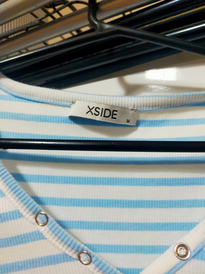 Mavi Çizgili V Yaka Düğmeli Kısa Kollu Tişört - Görsel 2