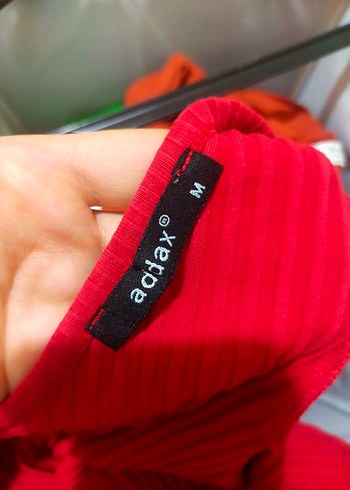 Kırmızı V Yakalı Kısa Kollu Mini Kadın Tişört - Görsel 2