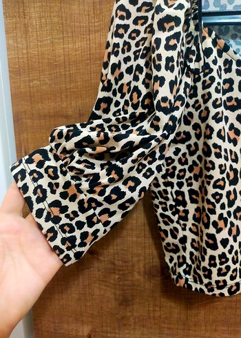 Deri Tokalı Leopar Desenli Mini Bluz - Görsel 3