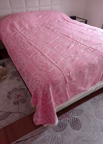 Pembe Batik Desenli Yatak Örtüsü - Görsel 3