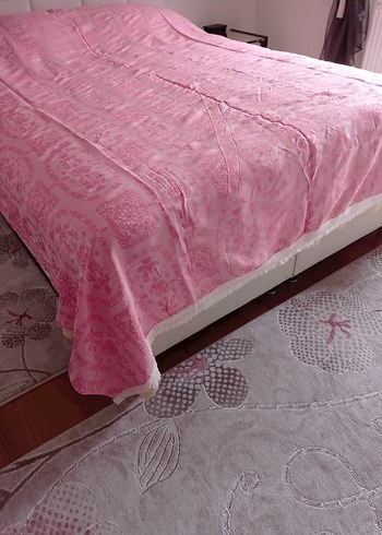 Pembe Batik Desenli Yatak Örtüsü - Görsel 2