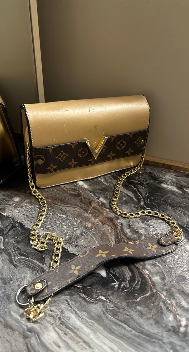 Zincir Detaylı Altın Rengi Deri Kadın Çanta - Görsel 3