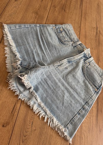 Pul İşlemeli Püsküllü Mini Denim Şort