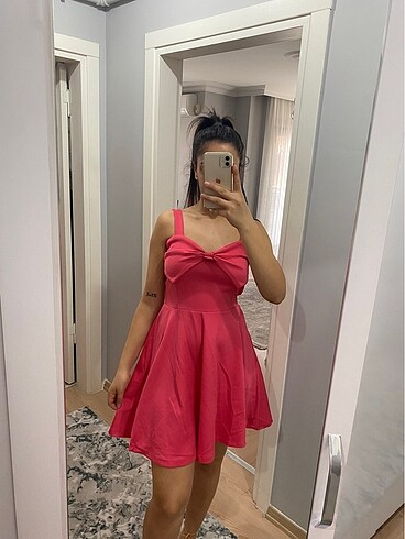 Pembe kısa elbise