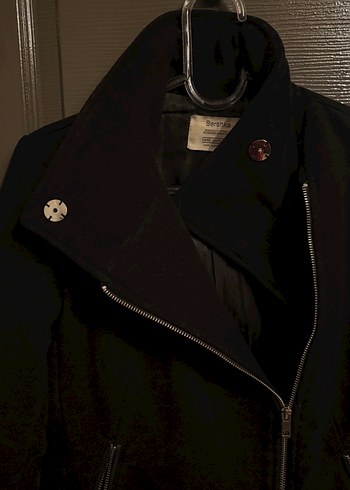 Yüksek yakalı siyah fermuarlı kaban - Görsel 2