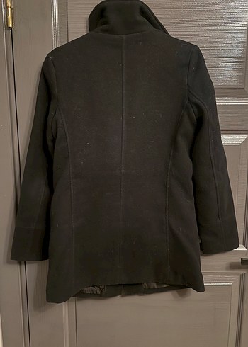 Yüksek yakalı siyah fermuarlı kaban - Görsel 3