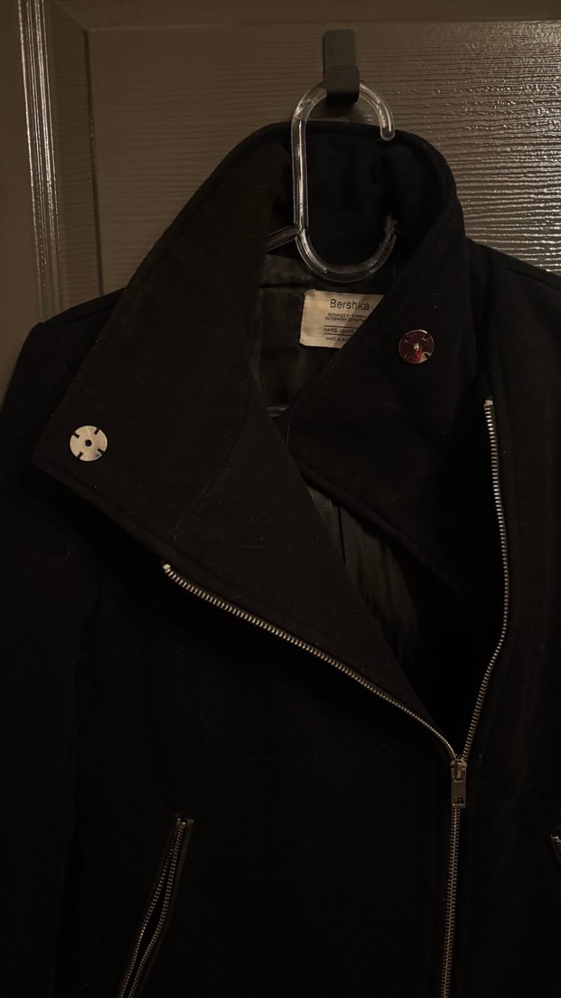 Yüksek yakalı siyah fermuarlı kaban - Görsel 2