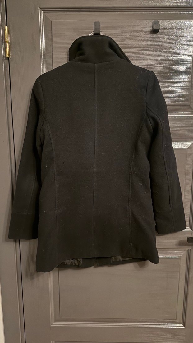 Yüksek yakalı siyah fermuarlı kaban - Görsel 3