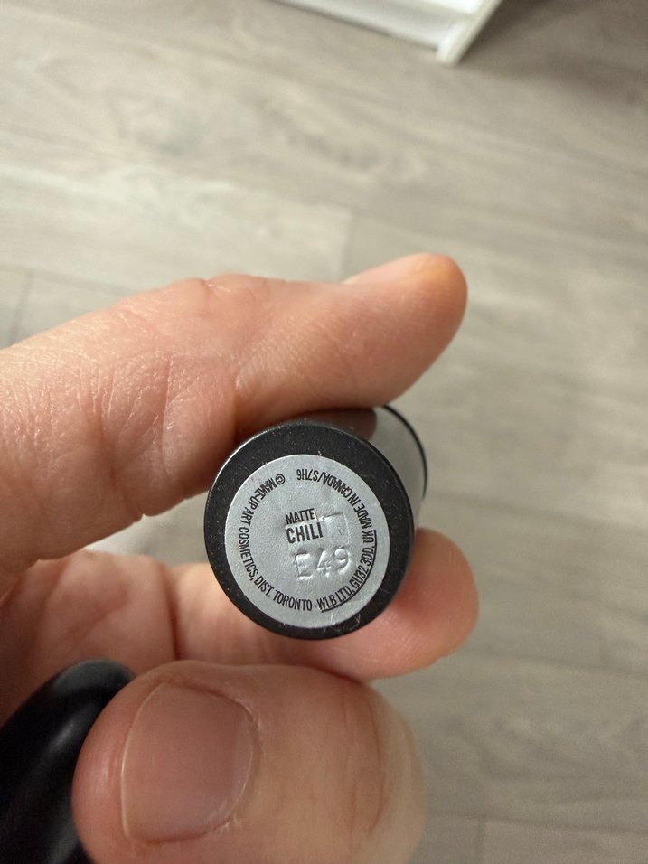 MAC Parlak Kırmızı Ruj - Görsel 3