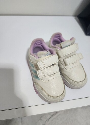 21 Beden Adidas spor ayakkabı
