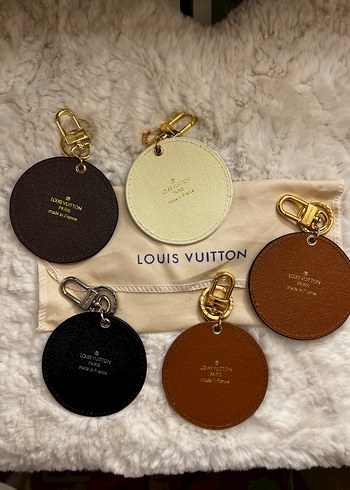 Louis Vuitton Çok Renkli Püsküllü Louis Vuitton Anahtarlık