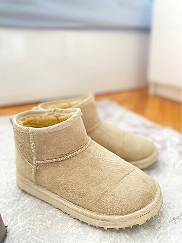 37 Beden UGG BOT