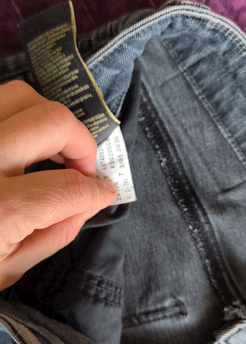 mavi tonlarin da kot pantolon - Görsel 3