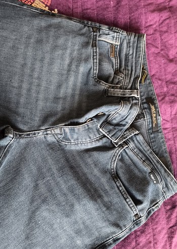 mavi tonlarin da kot pantolon - Görsel 2