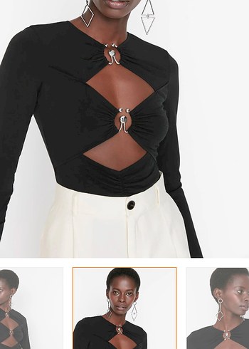 Zincir Detaylı Siyah V Yaka Bluz - Görsel 2