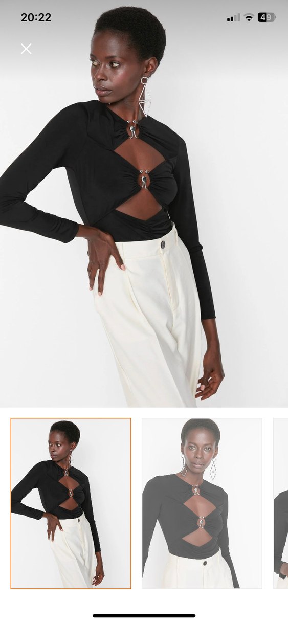 Zincir Detaylı Siyah V Yaka Bluz - Görsel 3