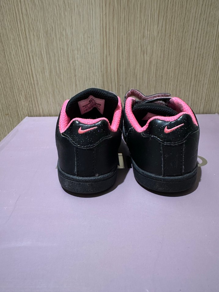 Nike 25 Numara Kız Çocuk Siyah-Pembe Cırtlı Spor Ayakkabı - Görsel 4