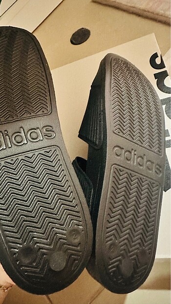 34 Beden siyah Renk Adidas sandalet 34 no