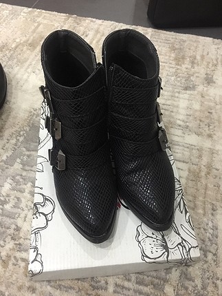 Siyah kemer detaylı bootie