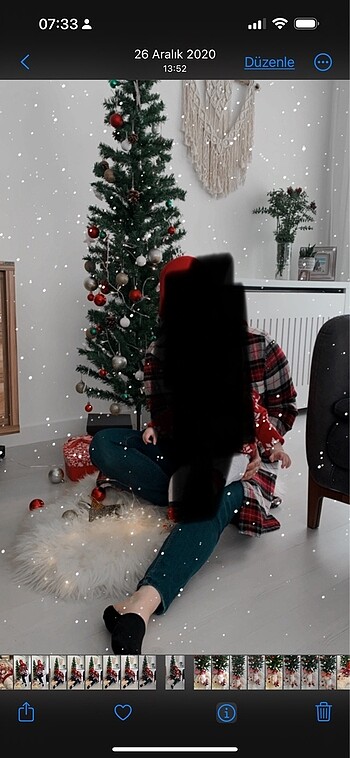 Yılbaşı ağacı süsleriyle birlikte