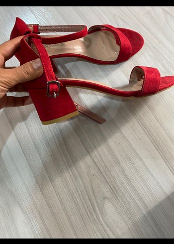 Kırmızı Süet Stiletto Tokalı Kadın Ayakkabı - Görsel 3