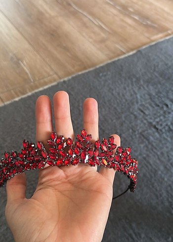 Diğer Koyu Kırmızı Taşlı Kadın Taç