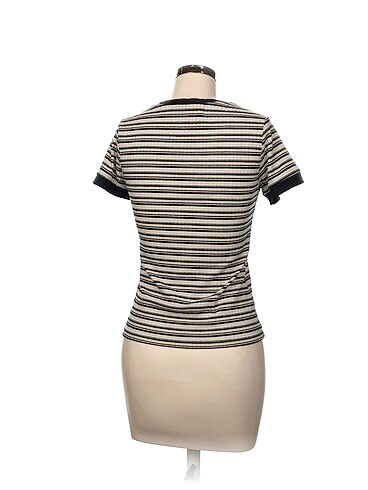 m Beden Defacto T-shirt %70 İndirimli.