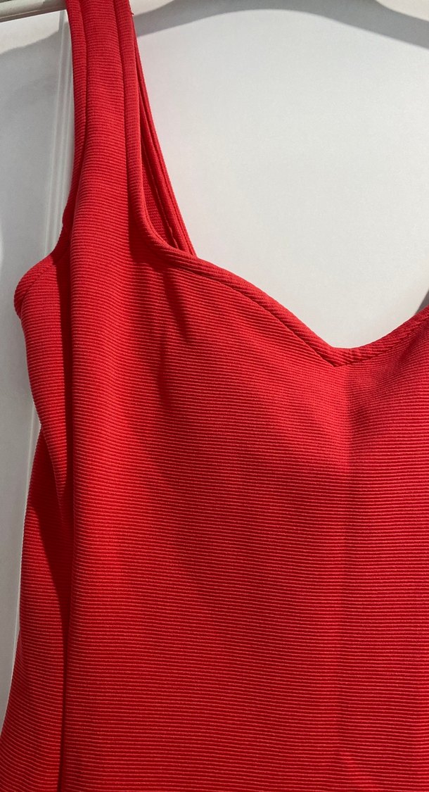 Kırmızı V-Yaka Drapeli Kolsuz Midi Elbise - Görsel 4