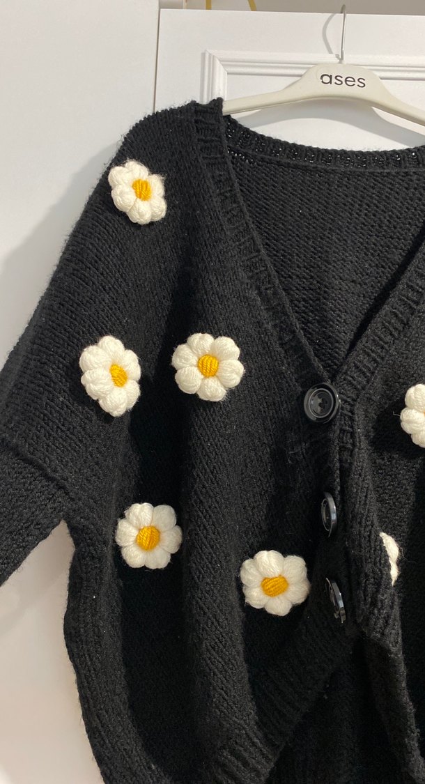 Çiçek Desenli Siyah Triko Hırka - Görsel 3