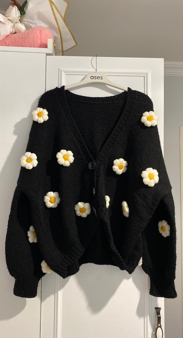 Çiçek Desenli Siyah Triko Hırka - Görsel 2