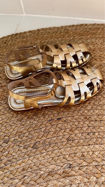 32 Beden Zara kız çocuk gold sandalet