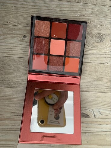 Huda Beauty Huda far paleti
