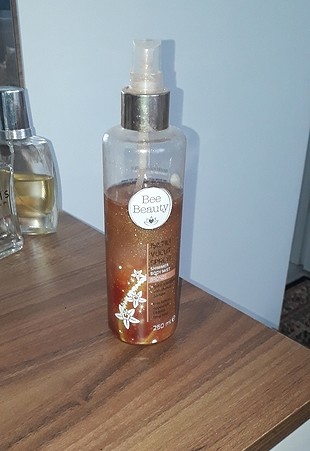 ışıltılı vücut spreyi