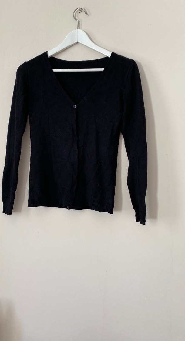 Düğmeli Siyah V Yaka Kadın Hırka - Görsel 3