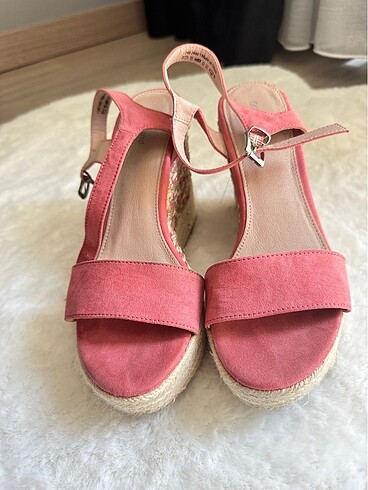 Pembe dolgu topuklu ayakkabı