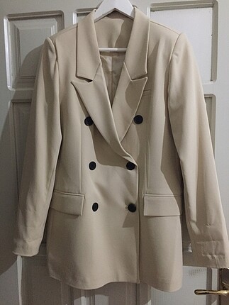 zara model krem blazer