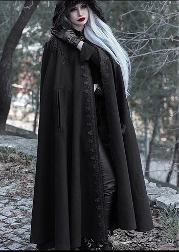 Gotik Pelerin ve Mor Taşlı Toka
