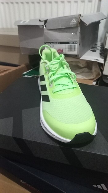 37,5 Beden Adidas 37,5 ve 39 no unisex modeldir