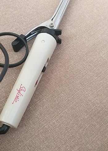 Stylistic Beyaz Saç Şekillendirici Maşa çalışıyor
