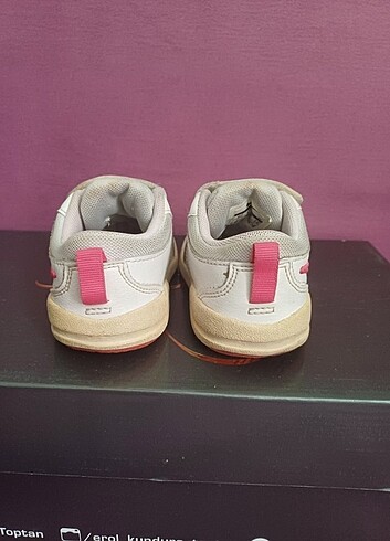 22 Beden beyaz Renk NIKE SPOR AYAKKABI