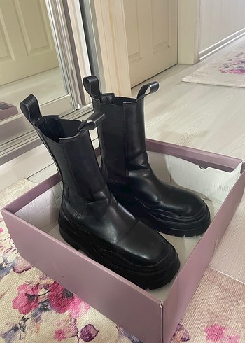 37 Beden Kalın tabanlı deri siyah bot