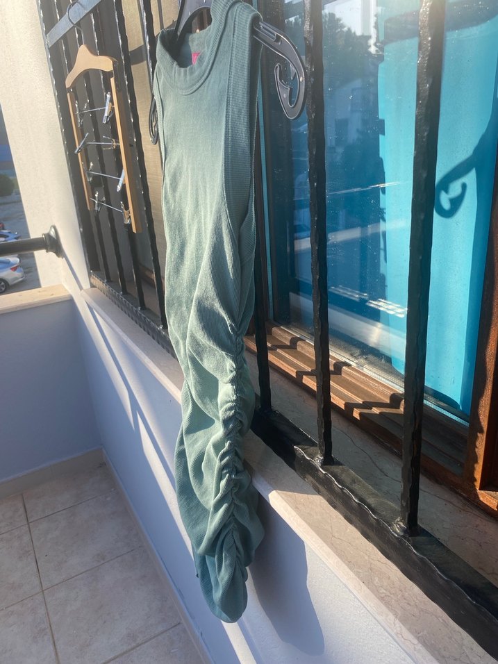 Kolsuz Drapeli Mini Elbise - Görsel 4