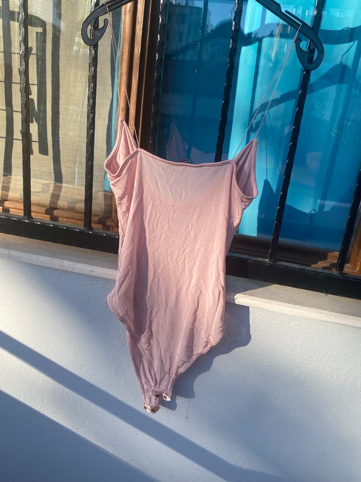 Pembe Askılı degaje yaka body - Görsel 3