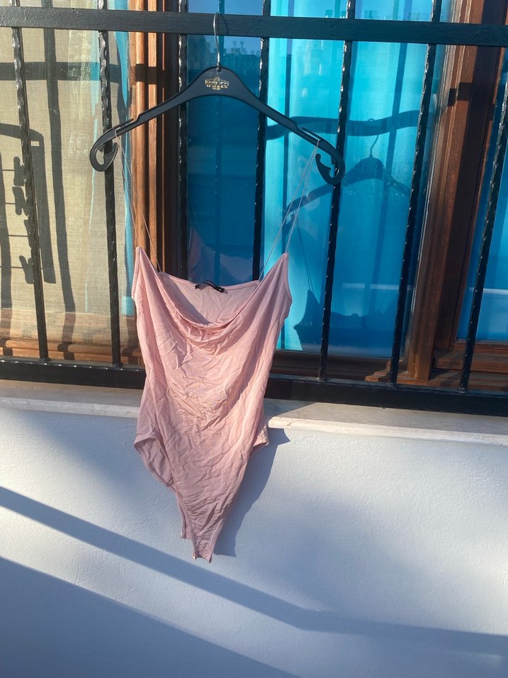 Pembe Askılı degaje yaka body - Görsel 2