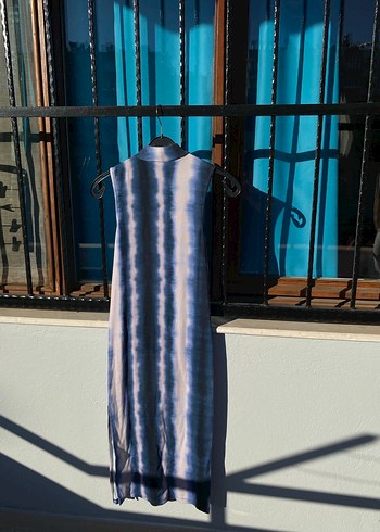 Stradivarius Mavi Gri Batik Desenli Uzun Kolsuz Elbise - Görsel 2