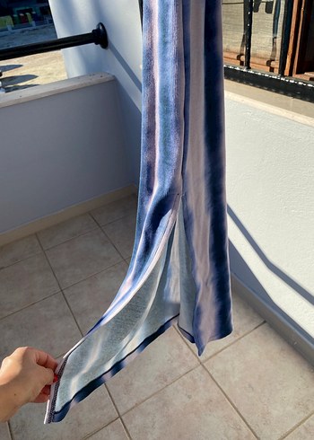 Stradivarius Mavi Gri Batik Desenli Uzun Kolsuz Elbise - Görsel 3