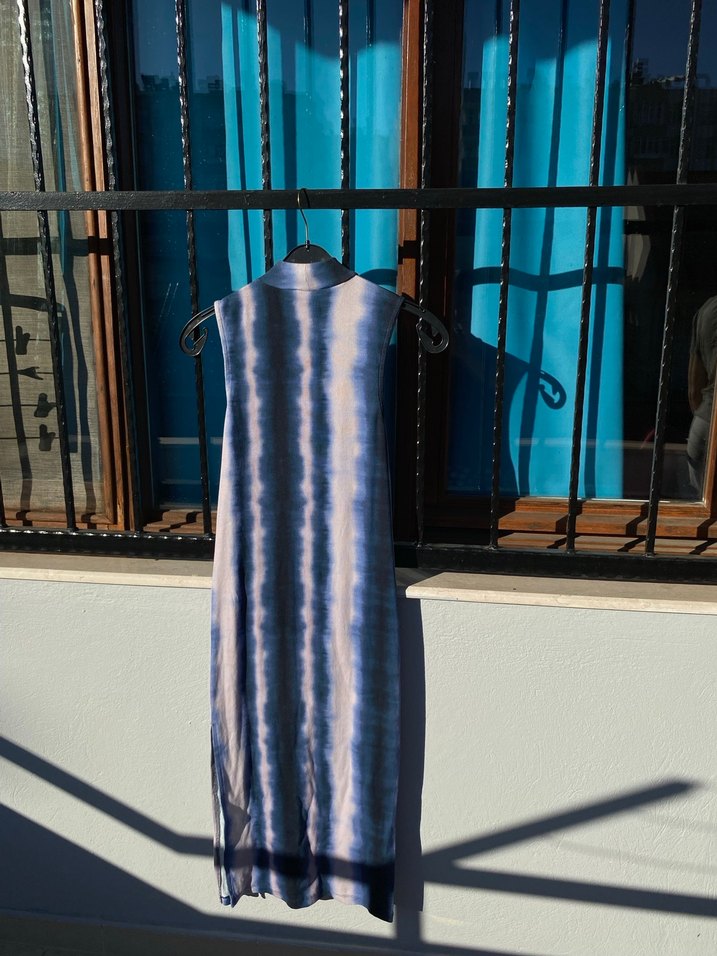 Stradivarius Mavi Gri Batik Desenli Uzun Kolsuz Elbise - Görsel 2